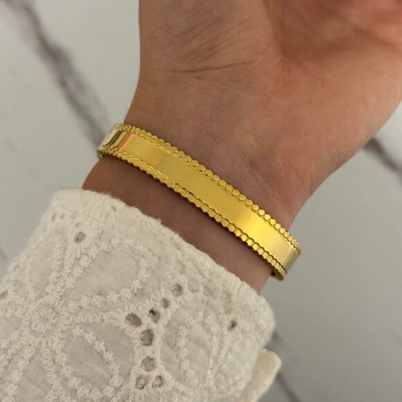 SKU:0107 vintage vibe gold bracelet With flowers zircon stones+in a gift box - Picture 6 of 6